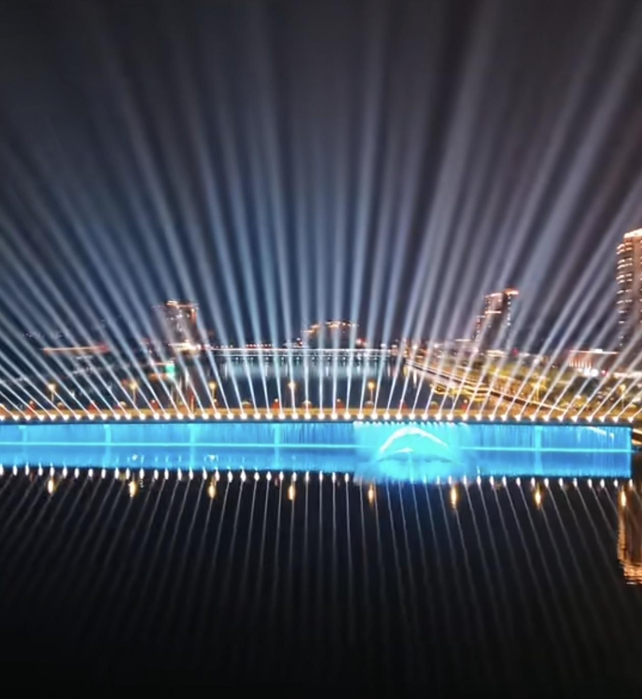 湖北省随州市的一湖两岸夜晚风景特别美，人们晚饭之后，来此散步、纳凉、欣景、拍照、