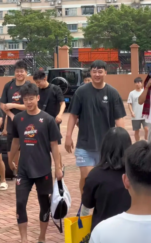 张明池回广东打比赛，球迷找他签名，他摆摆手：不签了，我已经不是宏远的人了。10月3号那场内部赛，广东