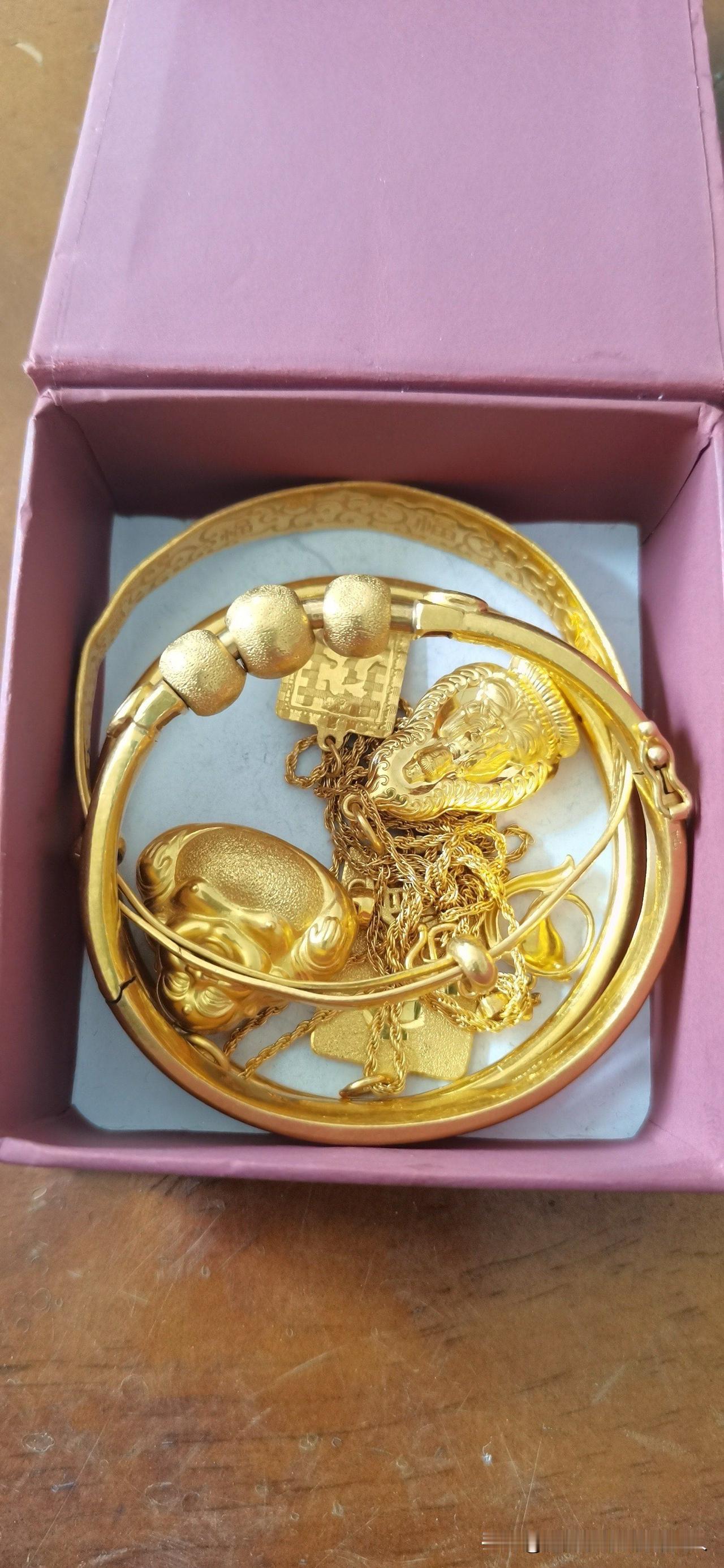 我一个亲戚的婆婆，真的是人间清醒！她在弥留之际，把身上的金耳环、金吊坠、金手镯、