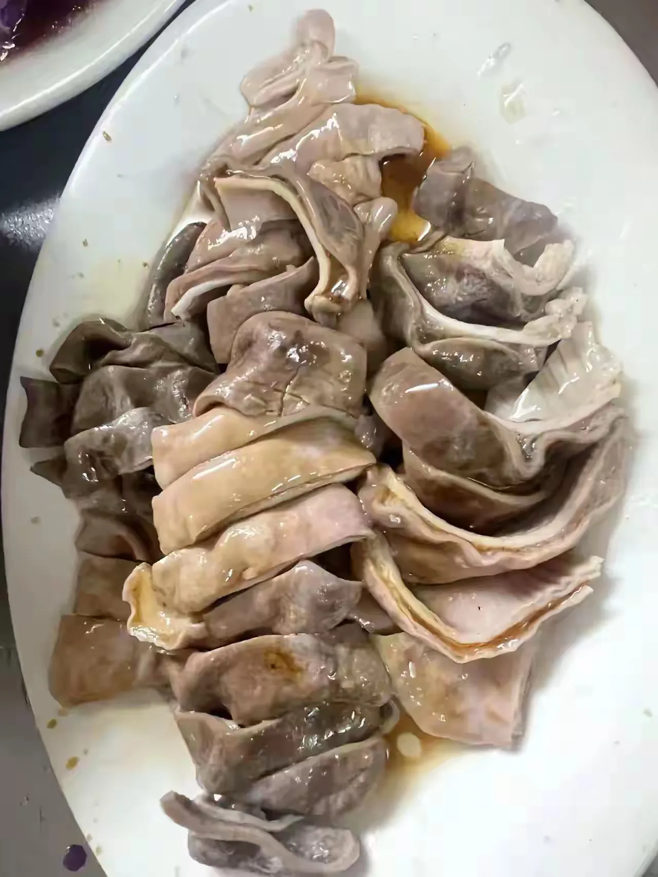 广东菜真的是万物皆可白切啊！白切鸡还可以勉强接受，像那些白切肠、白切肚、白切狗之
