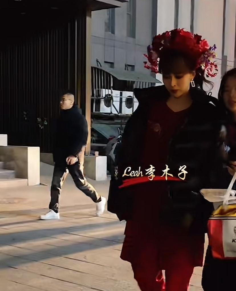 【相声演员姬天语现身春晚录制现场，对得起郭德纲的认可，你怎么看？】近日，有网友