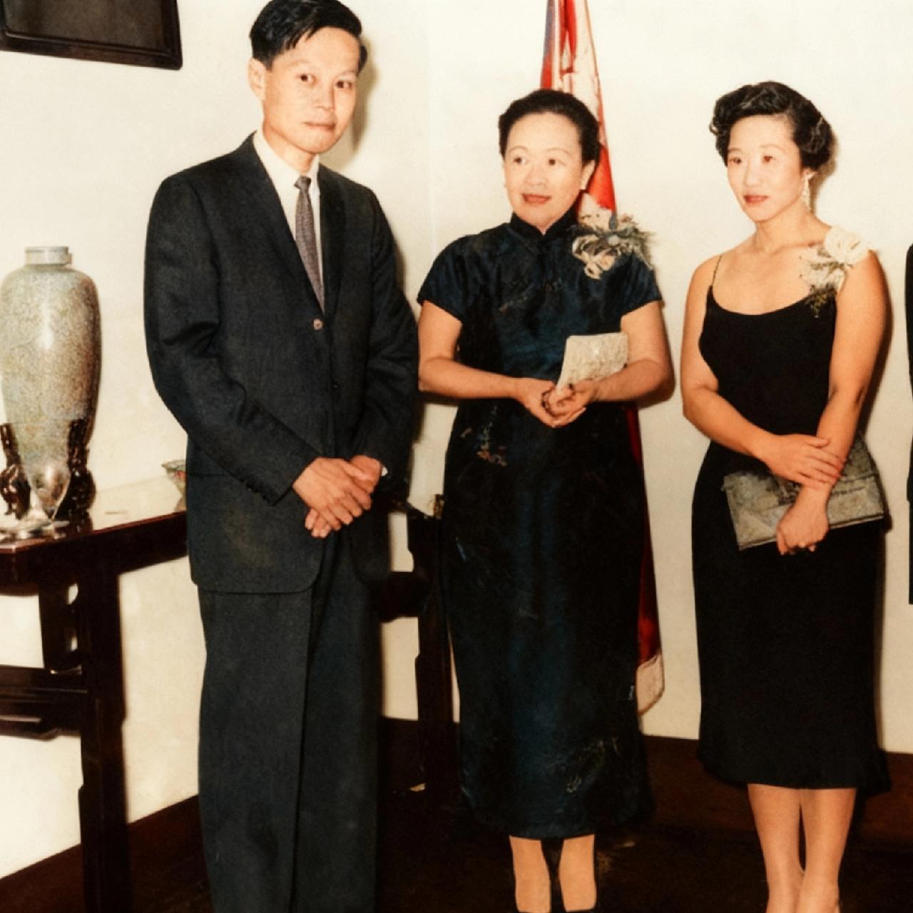 1958年，杨振宁和夫人杜致礼参加活动，一张罕见的合影，照片中的杨先生西装革履，