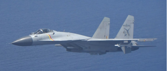歼-15近距离驱逐日本P-3C，狗斗算是客气了，没请你吃箔条就已经很不错了当