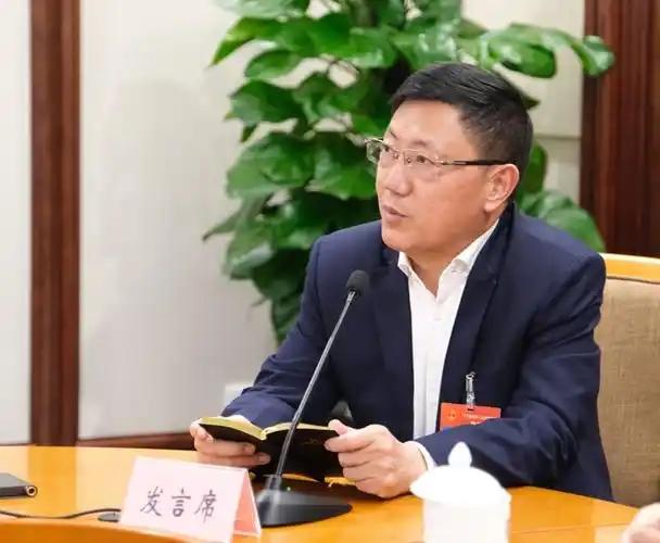 曾经和选手们一起跑马拉松的巴中市委原书记何平，官宣落马被查！这应该算是一个比较令