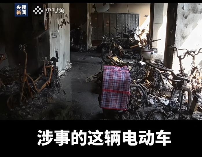 涉事车主从实体店购买一辆电动自行车车架，通过微商订购了大功率电池，就这一不经意的