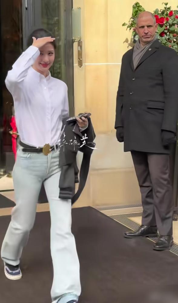 一万块的顶奢牛仔裤，硬生生把一百七十二公分的顶级大长腿勒出了菜市场的地摊秋裤感。