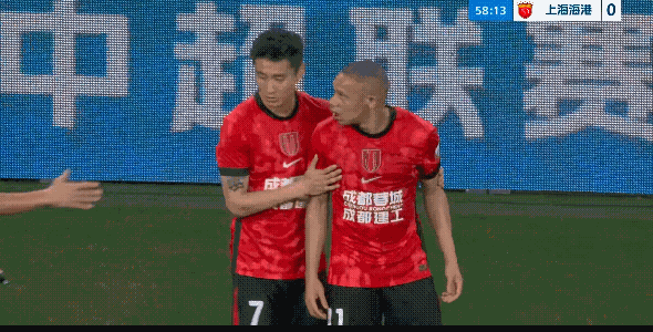 主裁判李海新这个判罚让人不能理解，成都蓉城外援席尔瓦嘴部都被打出血了，主裁判竟然