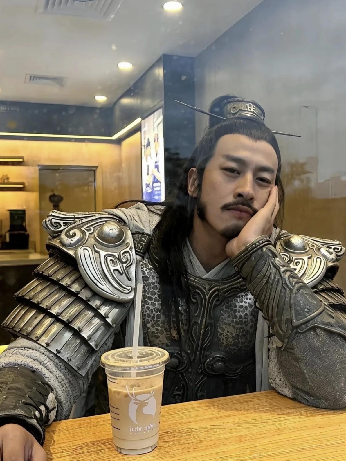 别再说“人永远不知道是谁旺了自己”，事实上，捧红何润东的，不是《逐玉》，也不