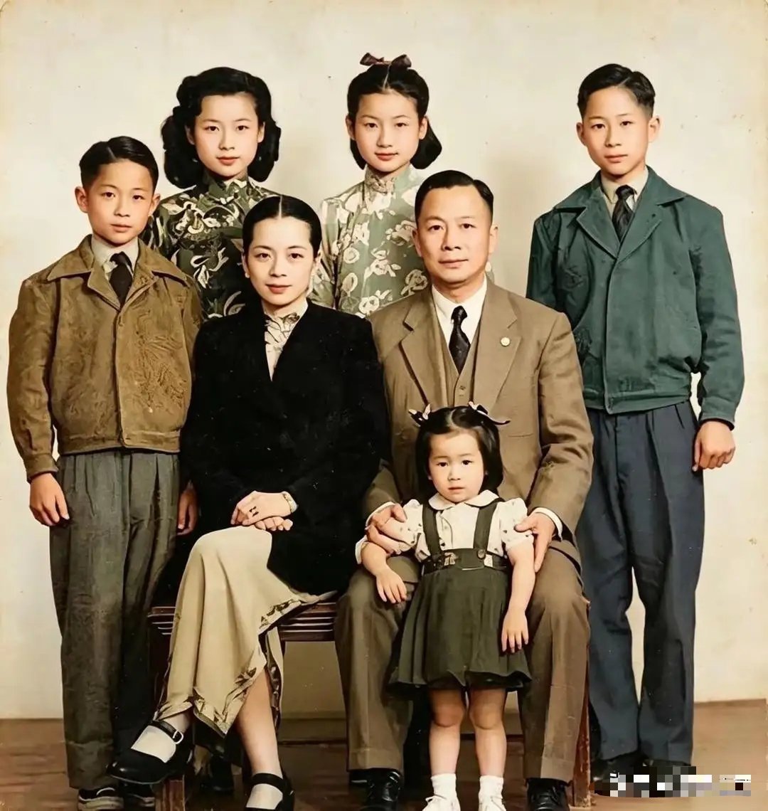 1948年，宋美龄初恋情人刘纪文罕见全家福，妻子貌若天仙，气质不凡