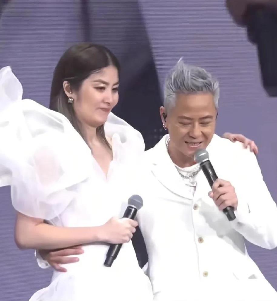 陈慧琳演唱会的尾场，草蜢组合合体前来助阵，真是超级有型！蔡一杰在手术后首次登台，