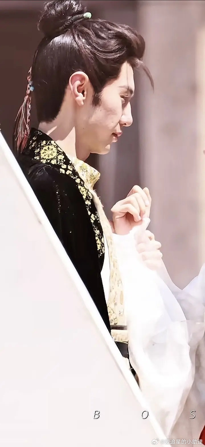 高难度认人题，能看出这个侧脸是哪位流量🥜吗？