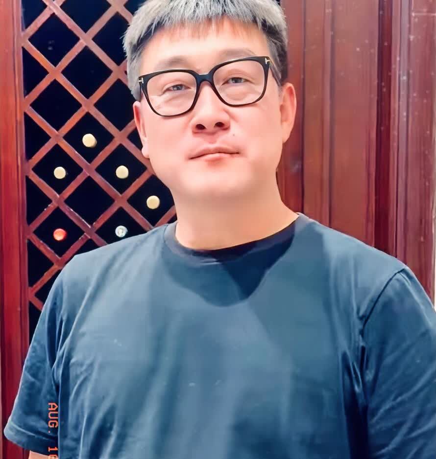 曾经的“中国足球先生”，甲A联赛的最佳射手，乍一看以为是演员何冰，这相似度能达