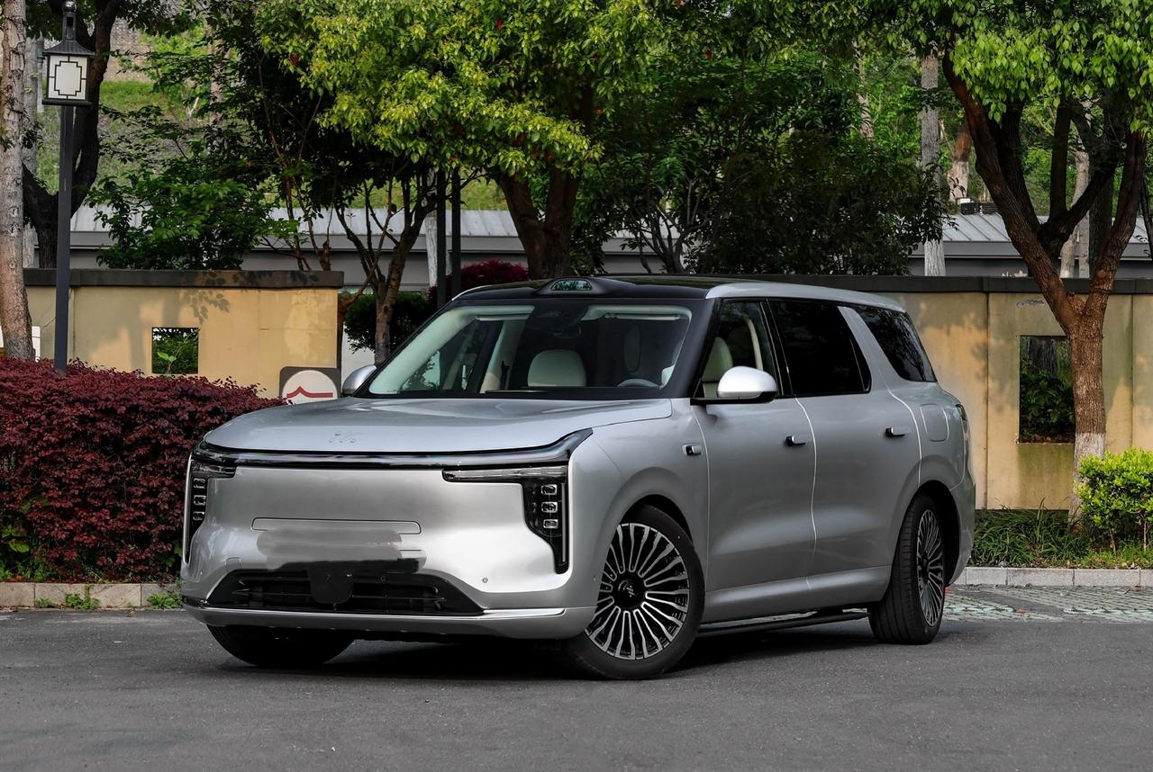 智己LS8上市24.98万起，标配空气悬架+四轮转向指导价26.18-31.1