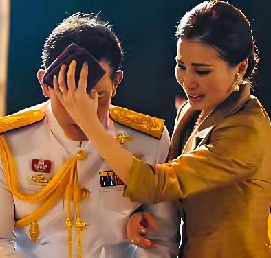 ​看到这个场面，大家都认为泰国国王娶到了最贤惠的妻子。由于不知道什么原因，泰国国