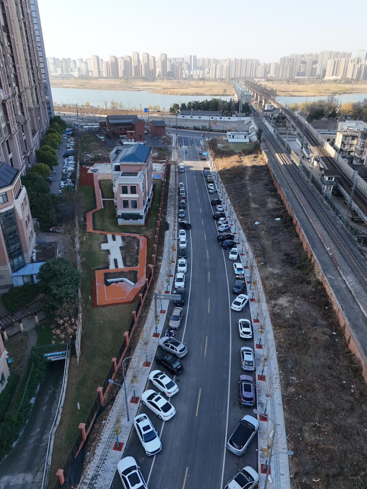 蚌埠滨河南路建设是蚌埠近10年来城市建设的大手笔，它起到了一路通、路路通，改善城