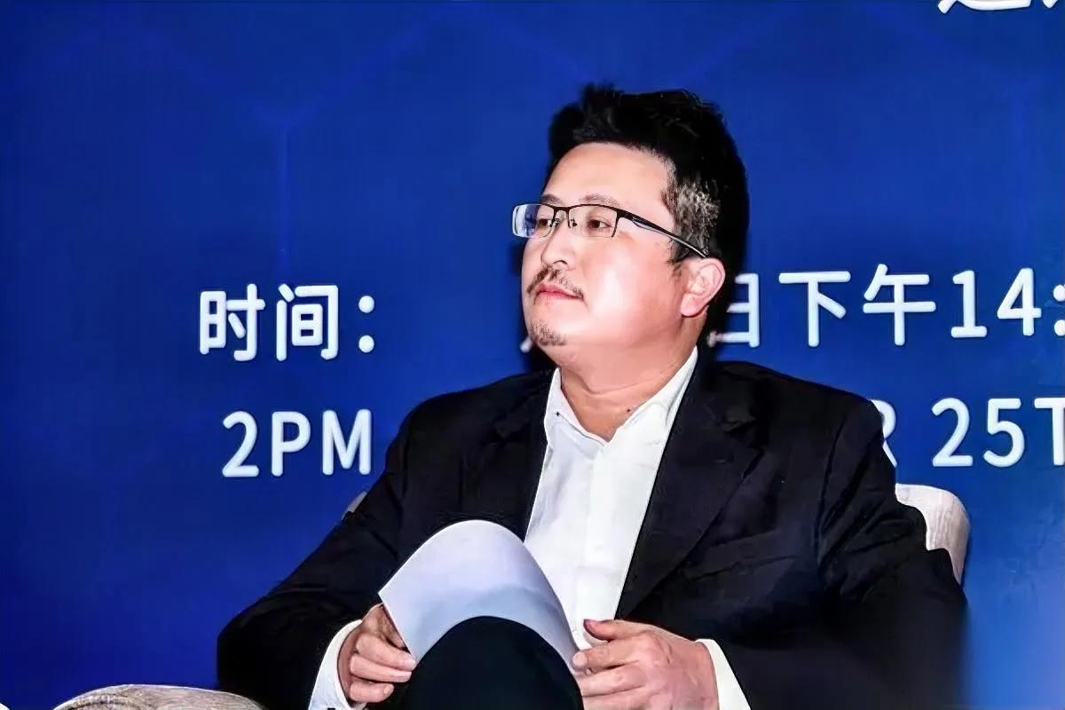 郑智化不用道歉反而该被谢谢因为他戳破了一个藏在机场里的“隐形漏洞”。