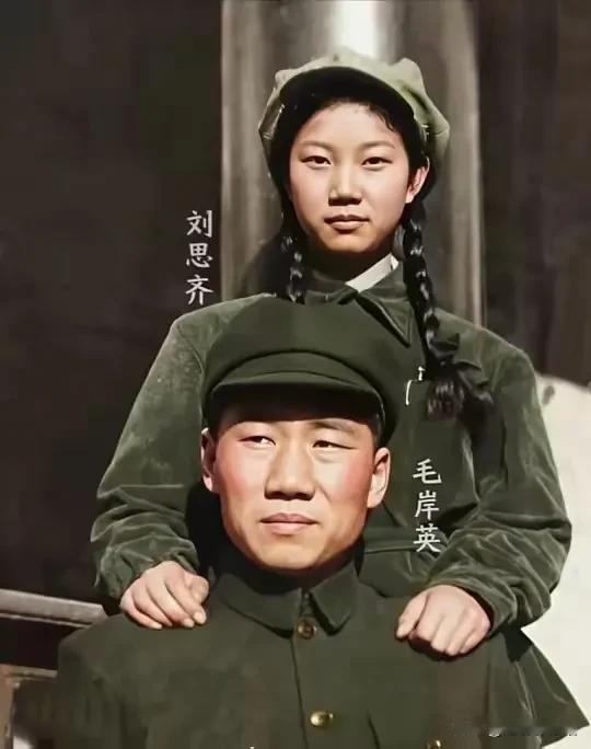 这组照片记录了毛岸英与妻子刘思齐的珍贵影像，二人身着朴素军装、工装，留下了不同时