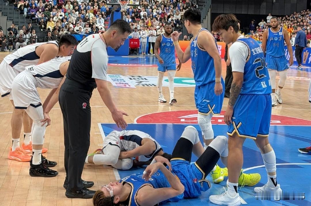 杜锋谈徐杰：“徐杰是软组织受伤。”“骨头没事。”“今天徐杰没有参加训