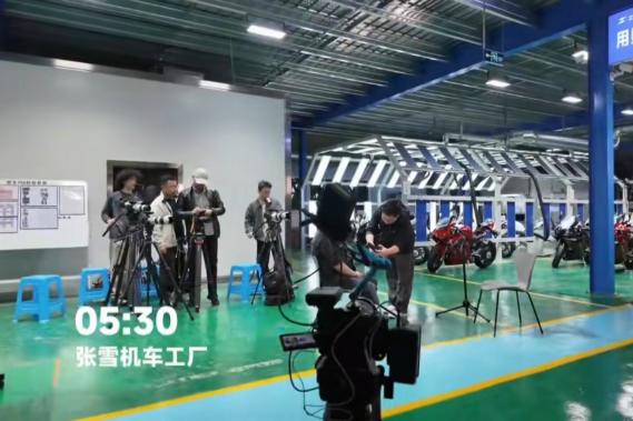 真正的大牌从来不是摆架子耍排场！凌晨5点30分，天还没大亮，央视王牌栏目