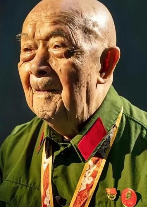 抗美援朝时，他一人歼敌400余人，立下汗马功劳，复员时，却因工作人员写错