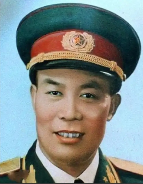 1942年，新四军26团被日军包围，眼看突围无望，团长决定与日军同归于尽，这时，