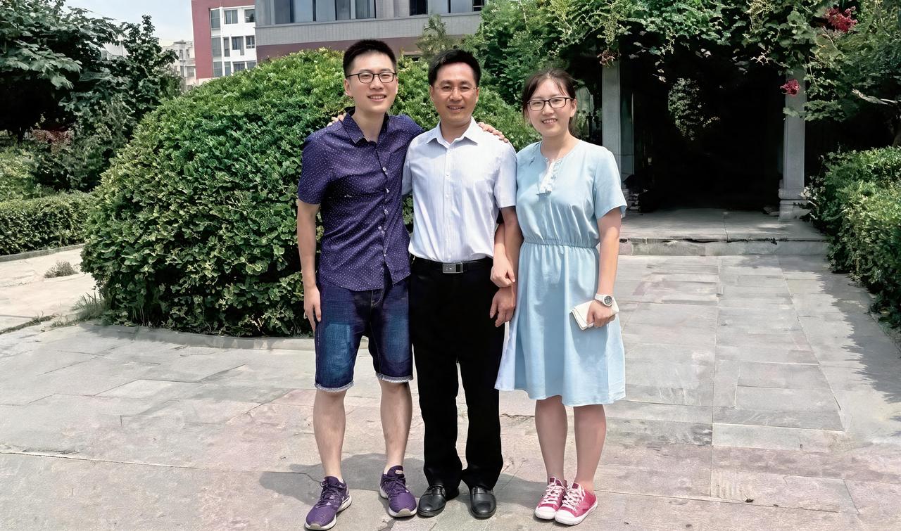姐弟俩相差一岁，前后以状元身份进入清华大学同专业，创下一年一状元、姐弟同专业考入