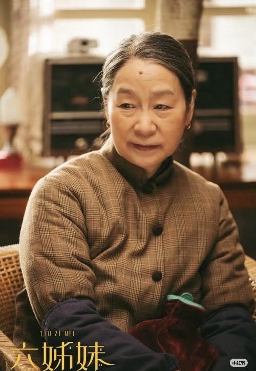 奚美娟校庆现场这波回应，简直太飒啦！面对“儿子生父”传言的连环追问，她神色平静如