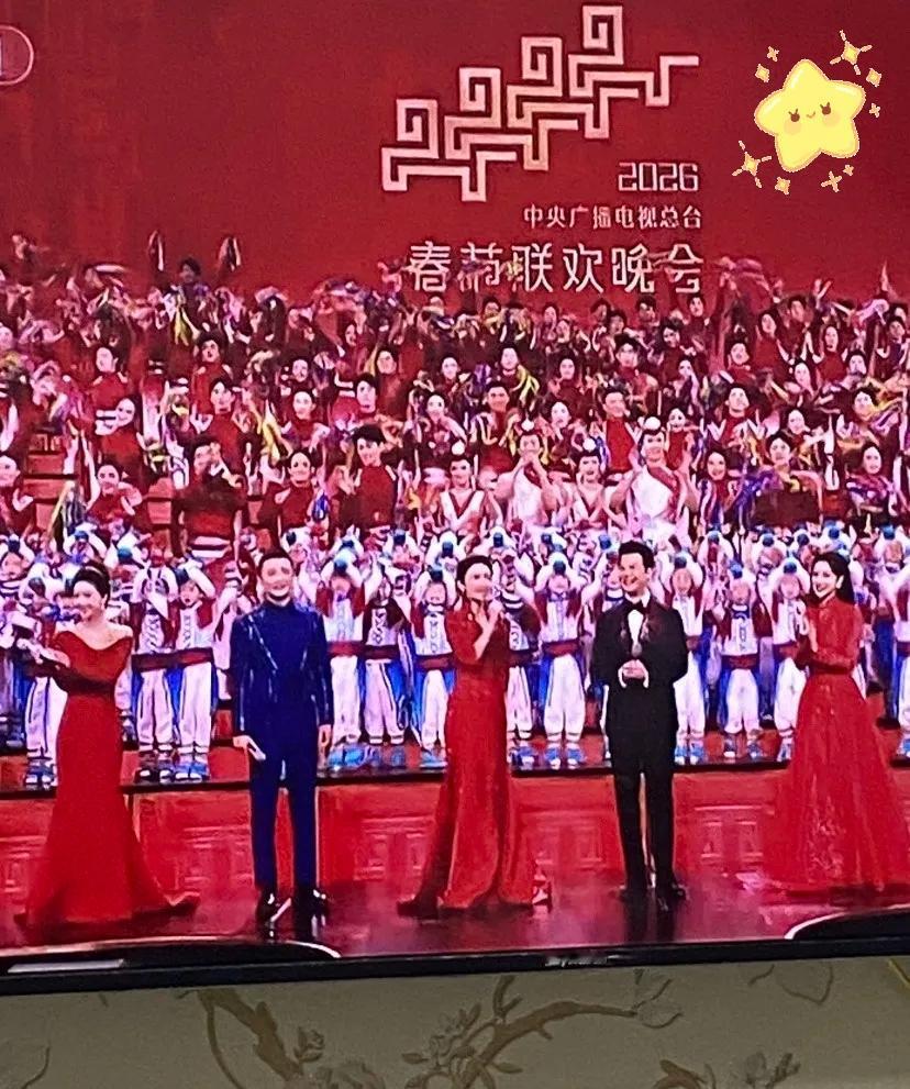 马年春晚刚开场，三位女主持人一亮相我就愣了下居然全员穿了红装！咱不否认