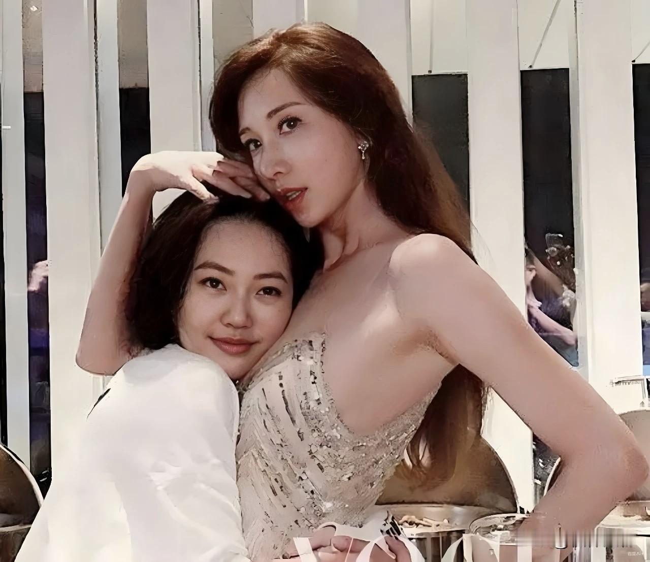 林志玲和小S同框，笑点满满啊。林志玲像个女汉子，满足了小S的所有“幻想”。