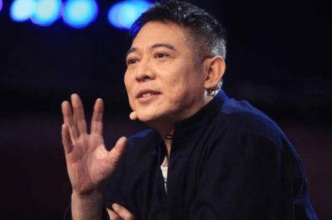 当鲁豫问李连杰爷爷是谁时，李连杰直言“我敢说你们不敢播”，这瞬间勾起了大家的好奇