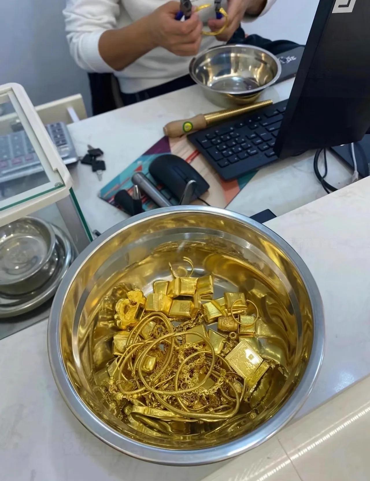 今天卖了100克黄金，都说卖黄金要交增值税和个税。我线下找了一家回收店，卖完并没