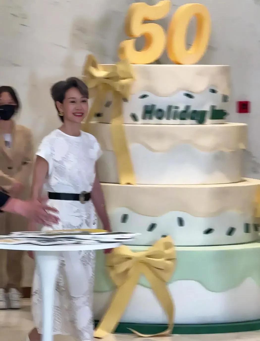 叶童银发配白裙惊艳上海！比心杀尽显优雅，岁月不败美人气场拉满