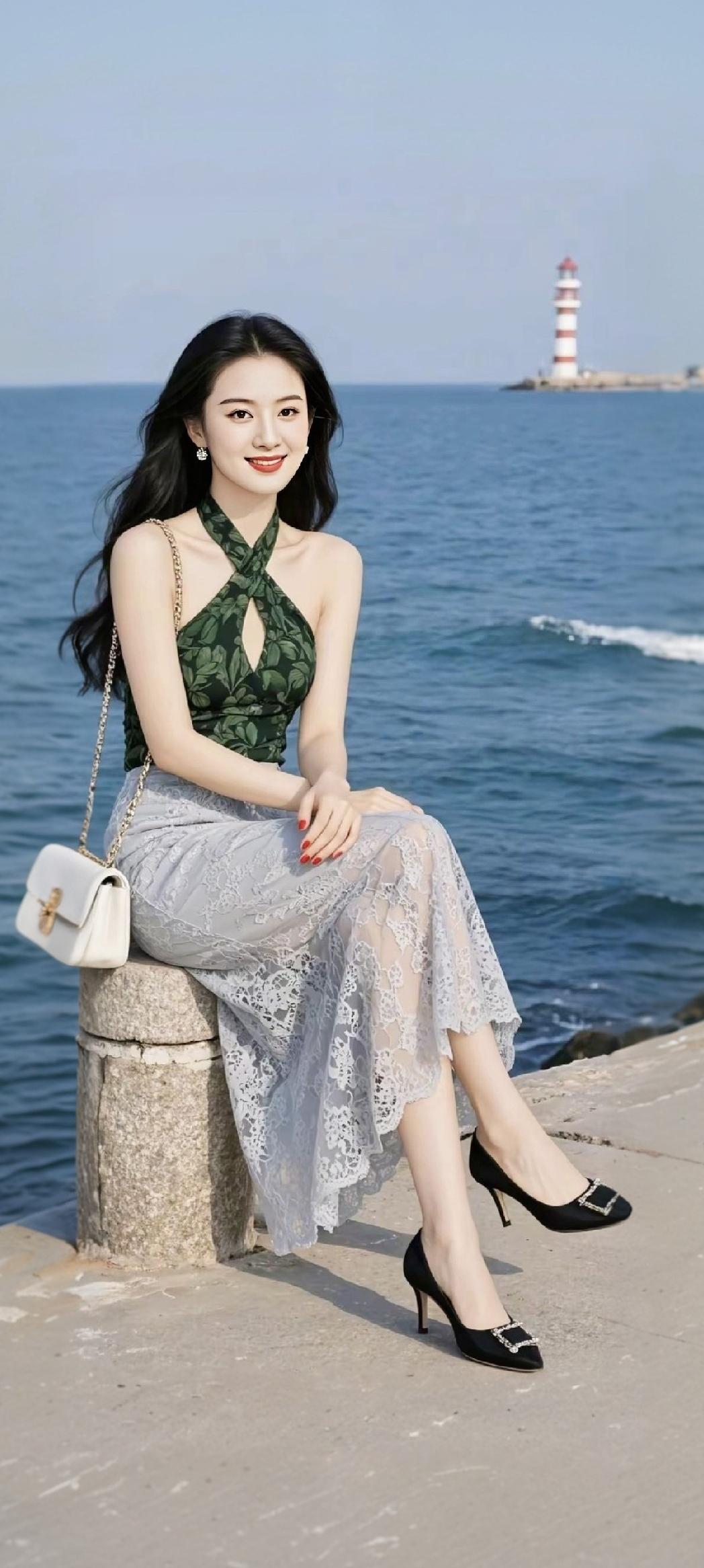 海边漫步，红白灯塔相伴，优雅穿搭，尽显迷人风情。