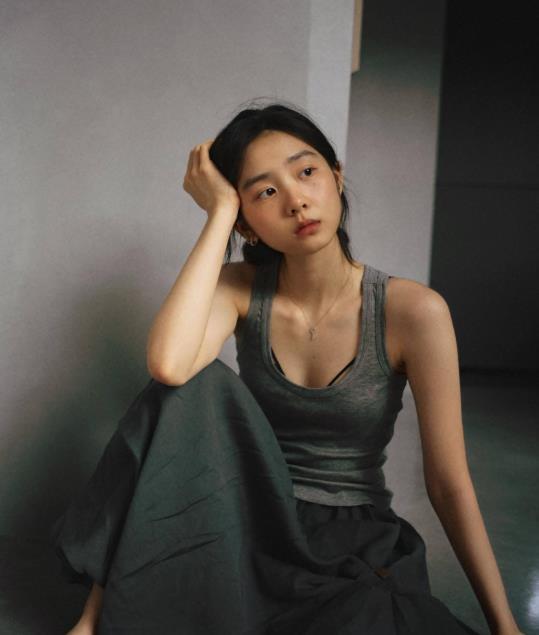 20岁黄多多状态黄磊孙莉的大女儿黄多多已经20岁了，多妹晒出最新照片，皮肤黝黑