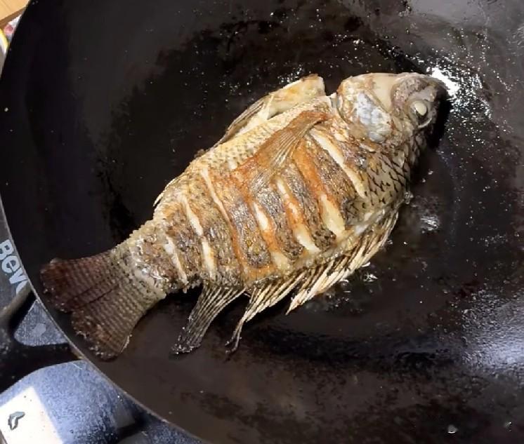 不管煎啥鱼，最忌撒盐和拍面粉，教你一招，准备煎鱼不粘锅不破皮！在家煎鱼总遇坑？