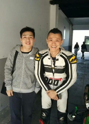 陈震放出自己12年前的照片，以此来证明自己生酮饮食，没毛病！第一张照片就是1