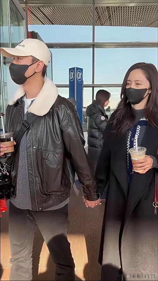 原来他们这么恩爱，董璇和张维伊真是走到哪里都甜甜蜜蜜的。董璇没有嫁错人，虽然被