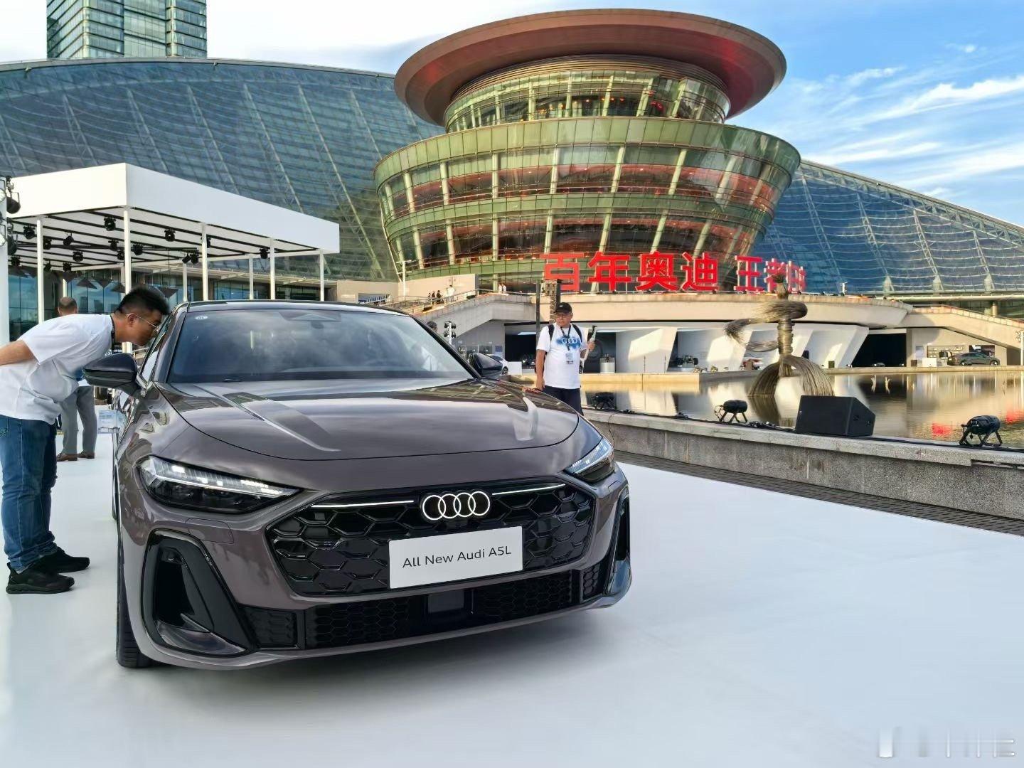 一汽奥迪全面搭华为乾崑油电同智一汽奥迪Q6Le与A5L双车上市一汽奥迪Q6Le与