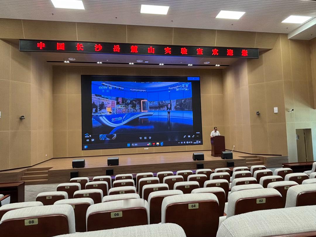 我觉得我很厉害五点半起床，六点到实验室，做两个多小时实验后又来开会，下午还要坐