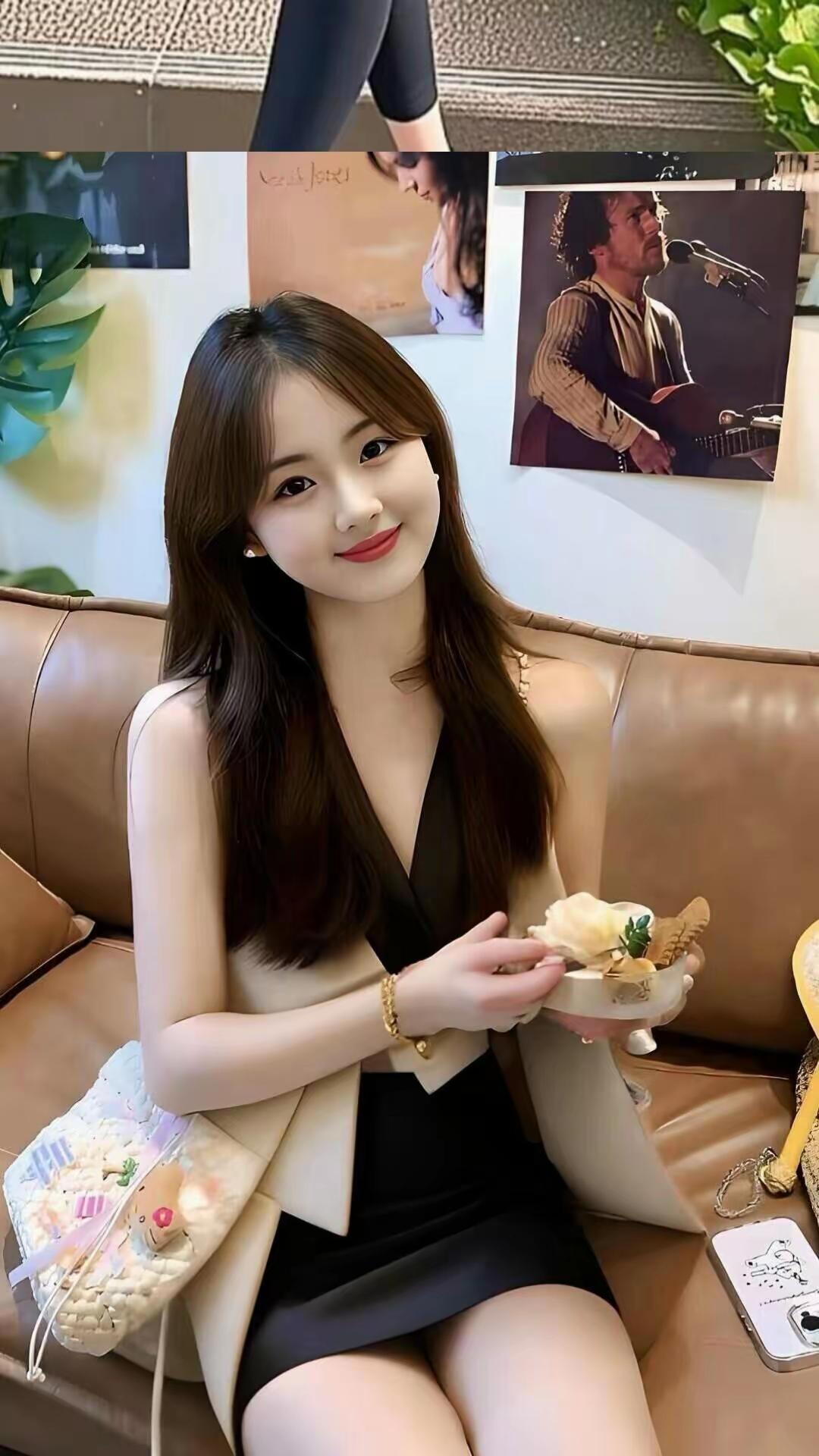 优雅下午茶时光，甜美微笑，享受生活的每一刻。