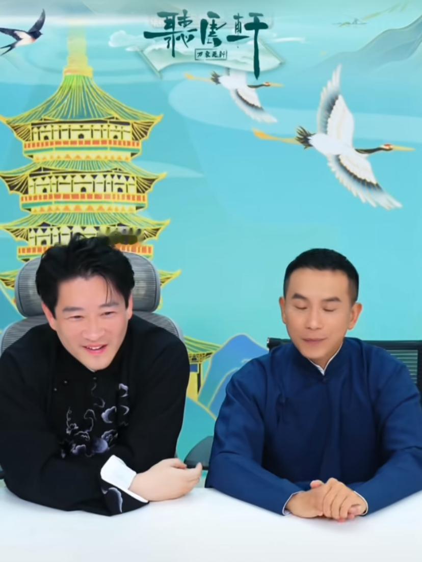 【著名相声演员陈印泉现身曹云金直播间，左右逢源并非走红之路！】4月8日，著名相