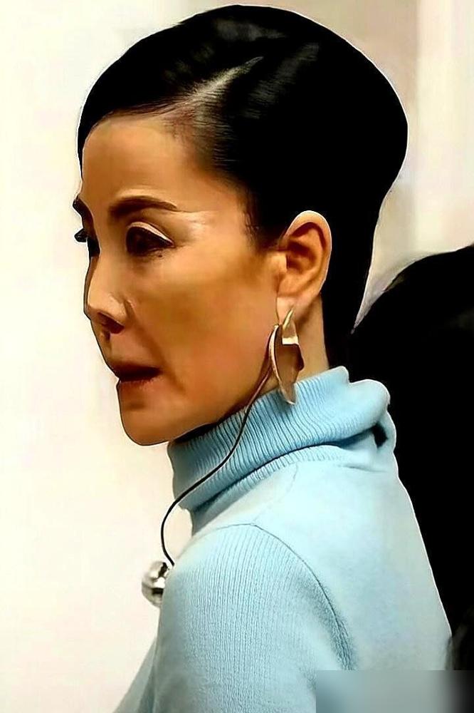 王菲又上春晚，收视率直接拉满破亿，可专业乐评人那句KTV大妈，直接干沉默了多少情