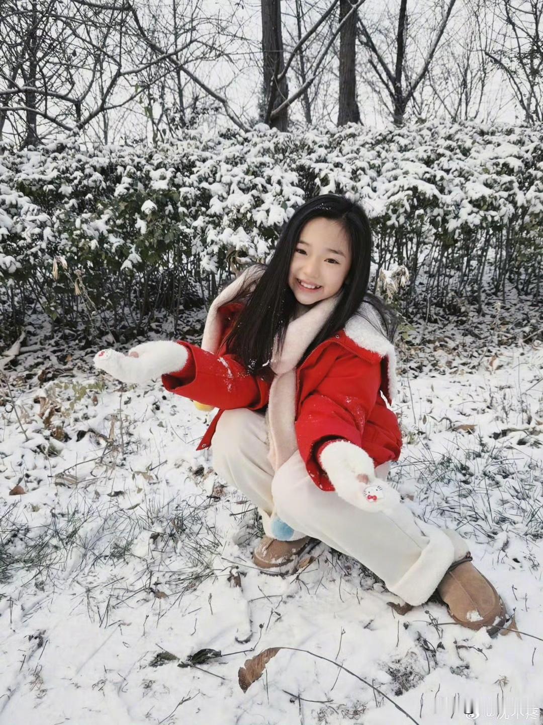 小酒窝简直和妈妈一个模子刻出来的！特别是笑的时候，和妈妈董璇特别像，基因太强了！