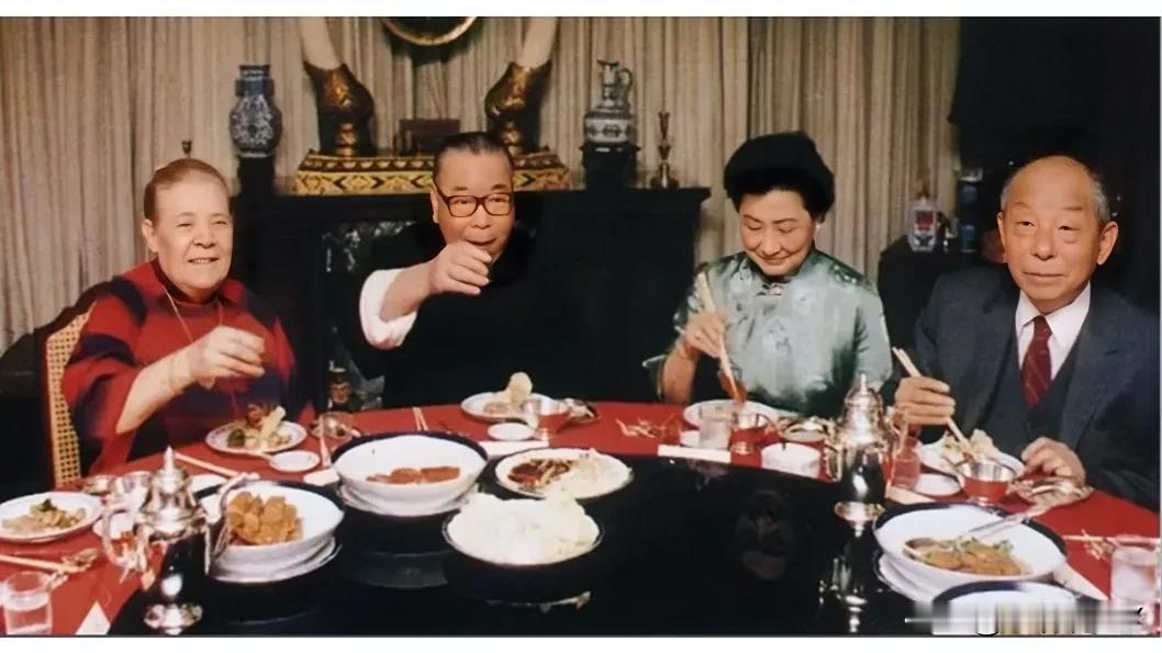 这是蒋经国夫妇金婚纪念日邀请张学良夫妇在家中一起用餐时的合影老照片，拍摄于198