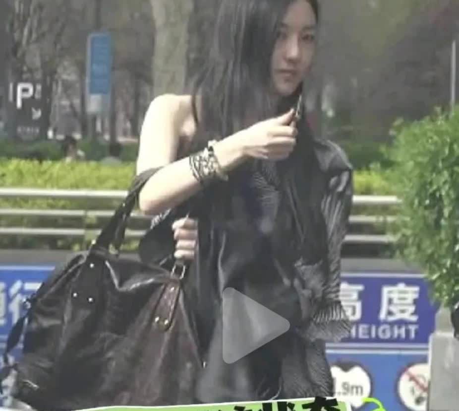 一直以为王菲能给女儿李嫣的财富只有金钱，直到看到19岁李嫣的近照才发现，