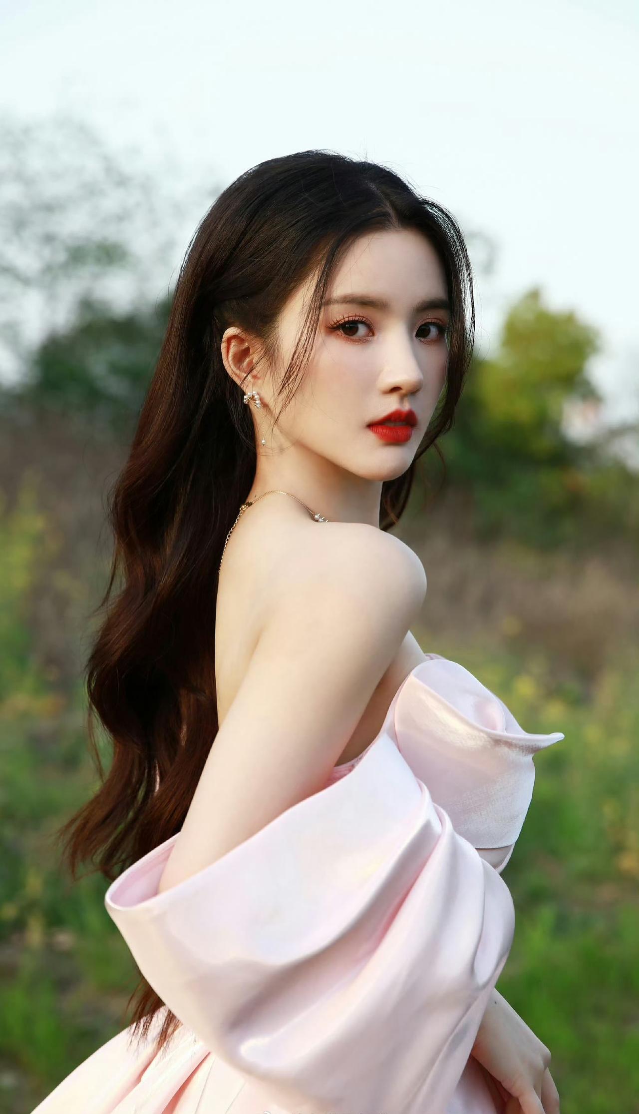 天冷了，降温了，我们要守心自暖，保持内心的温度。做一个温暖的人，说暖心的话，做暖