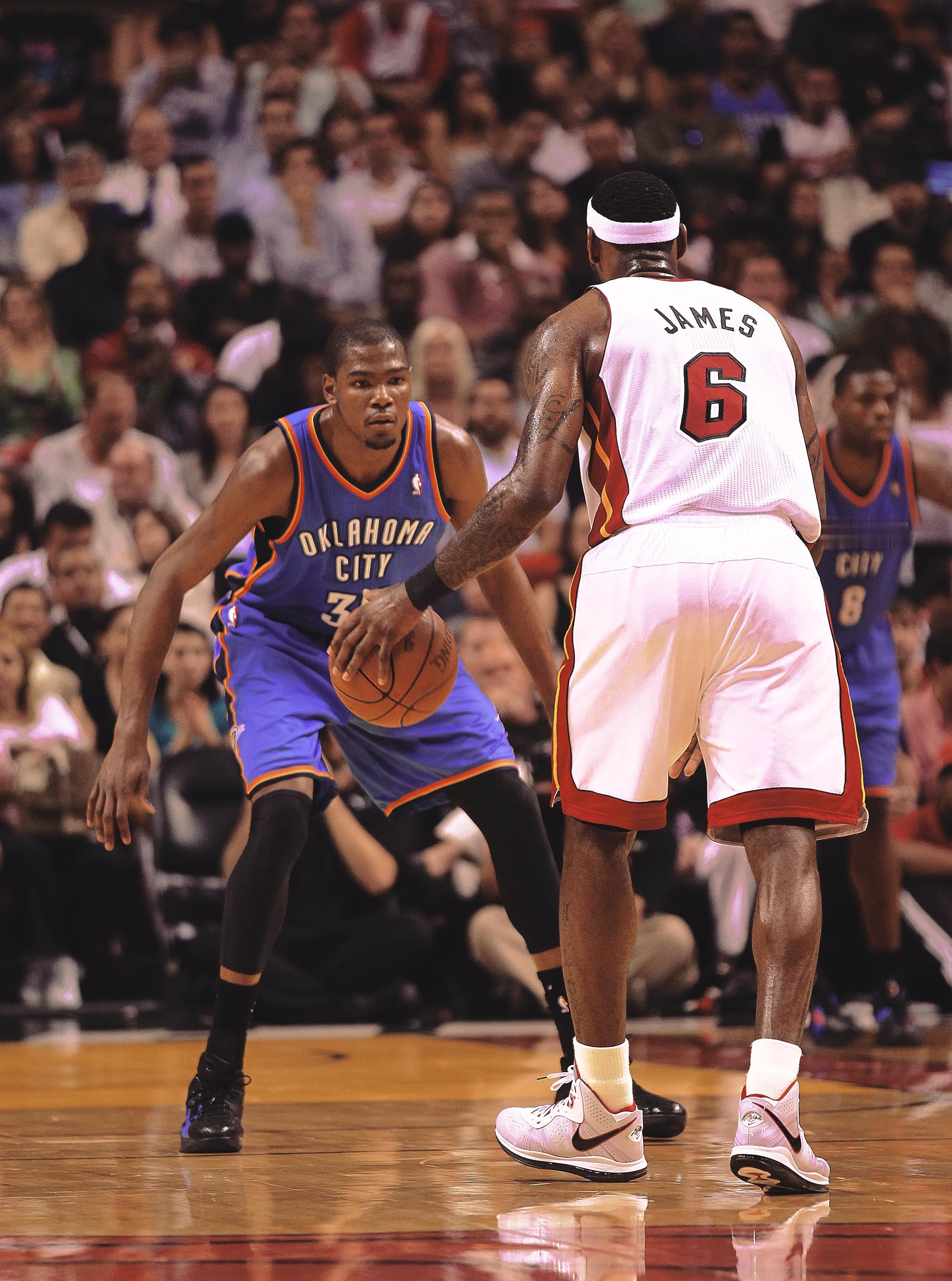 杜兰特接受官网采访被问到谁是自己心中最难防守的球员：“我会说是迈阿密时期的詹姆斯