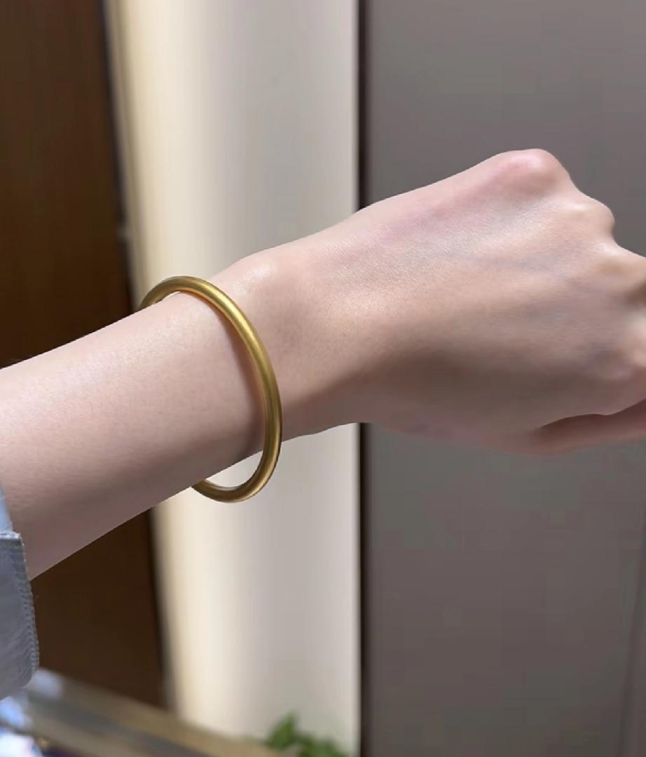 现在才知道金镯子是真的买不起了。1月14日，一只40克的金镯子，价格直接干