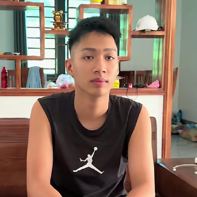 台风把小松老丈人家养殖场的鸡棚给掀翻了，那是一棵树被刮倒，连带着石棉瓦和下面的支