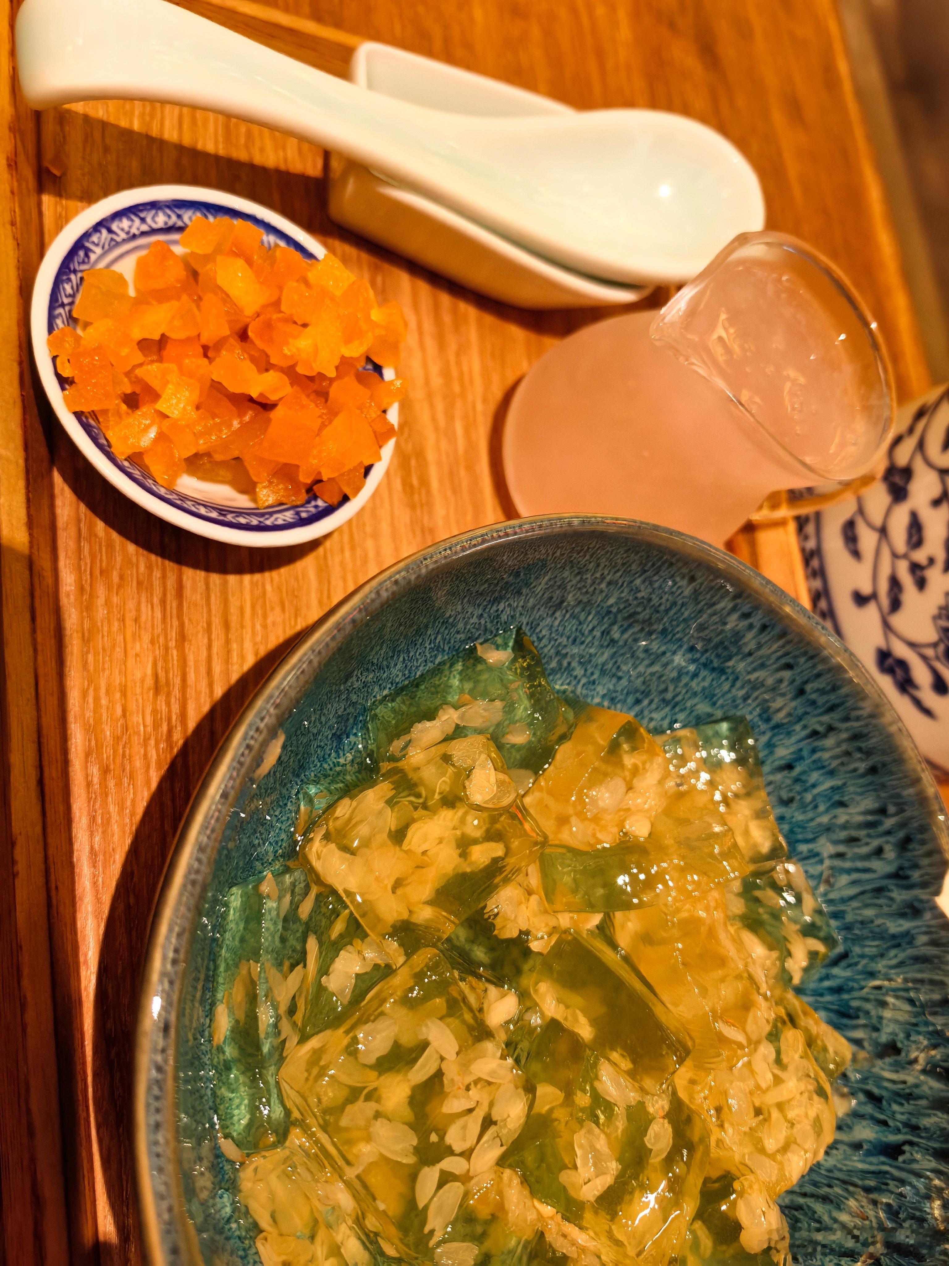 说北京美食荒漠，杭州美食荒漠，没有说南京美食荒漠的吧？黛玉冰粉和蒜爆鳜鱼，很好！